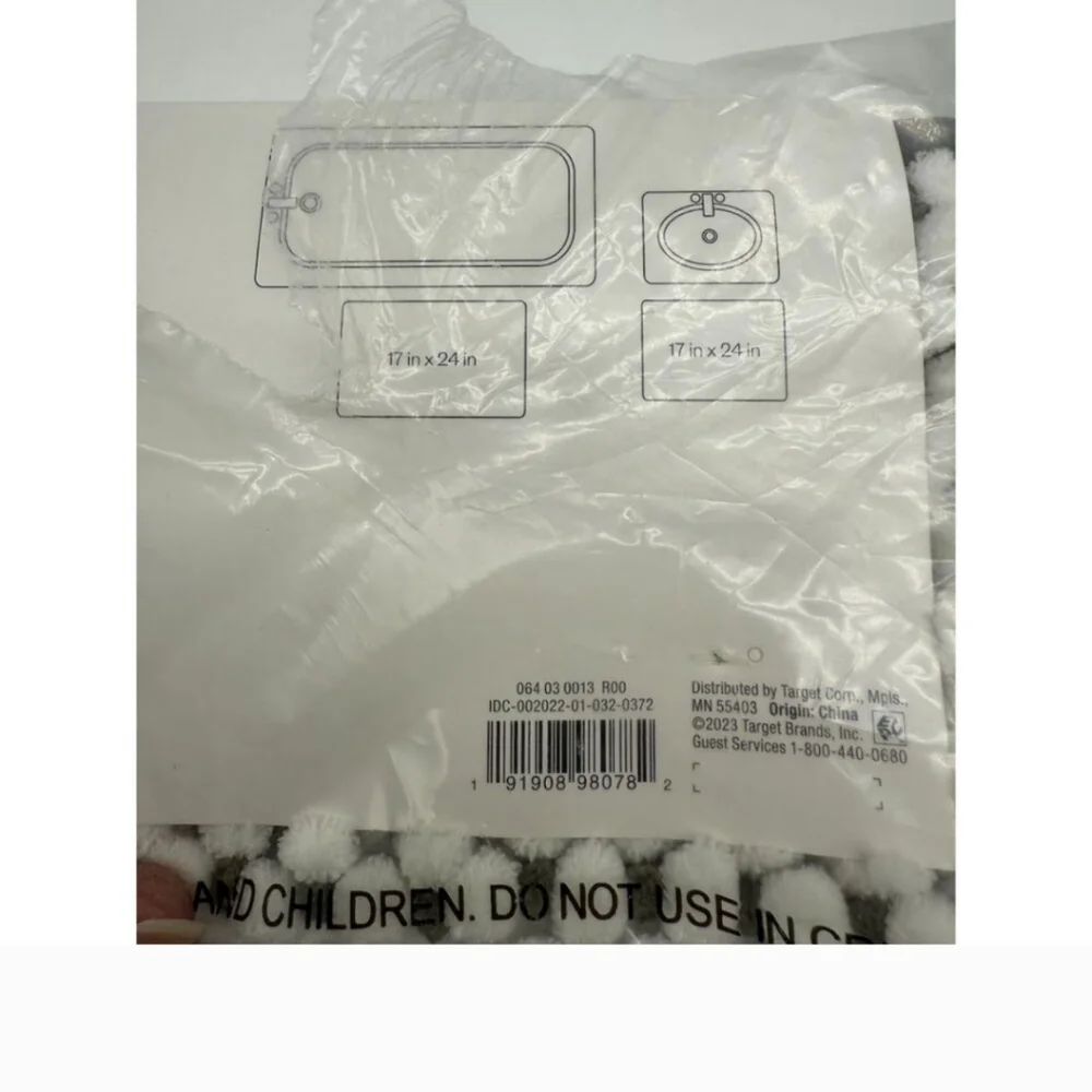 New 2 Pack Room Essentials Chenille Bath Rug Set Gray & White 17